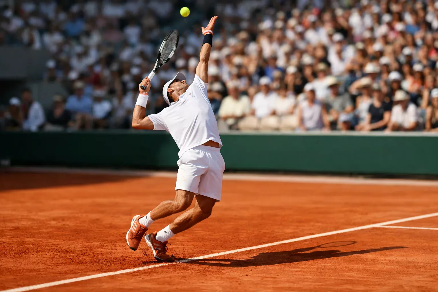 Joueur de tennis professionnel sur terre battue lors d'un tournoi